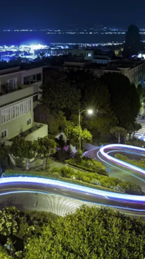 Giardino paesaggistico illuminato di notte con vialetti sinuosi a Viterbo